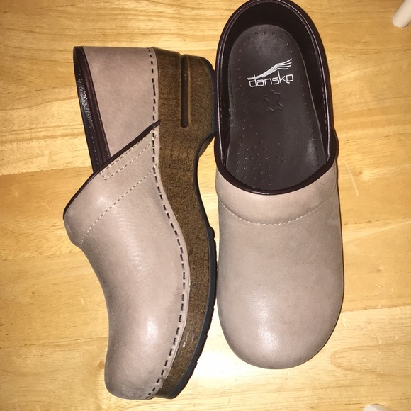 light brown dansko clogs